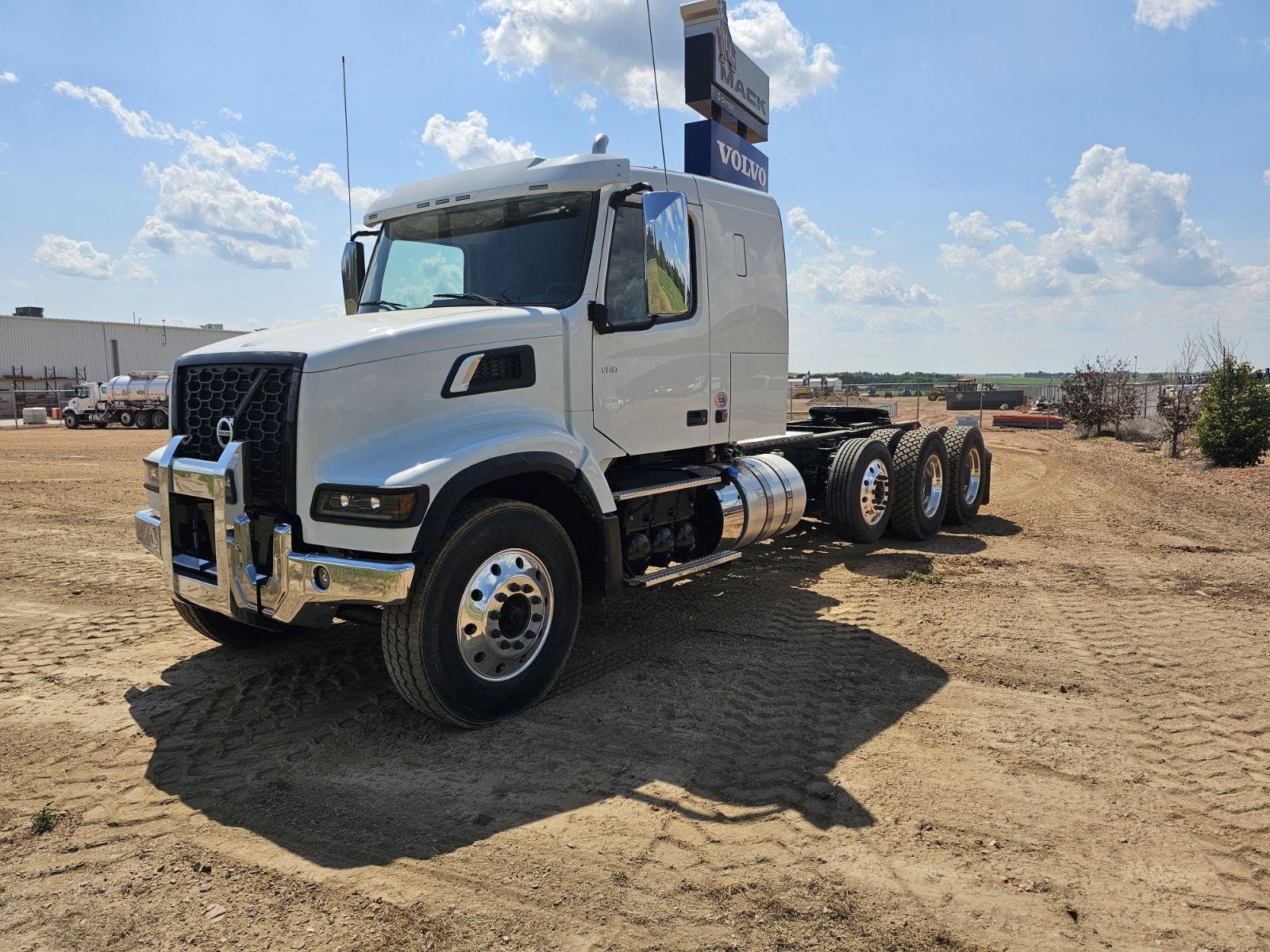 2025 VOLVO VHD84FT400