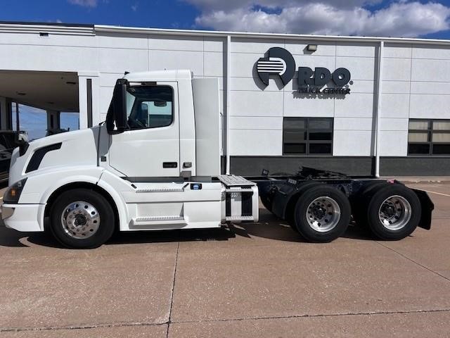 2018 VOLVO VNL64T300 - image 4 of 6