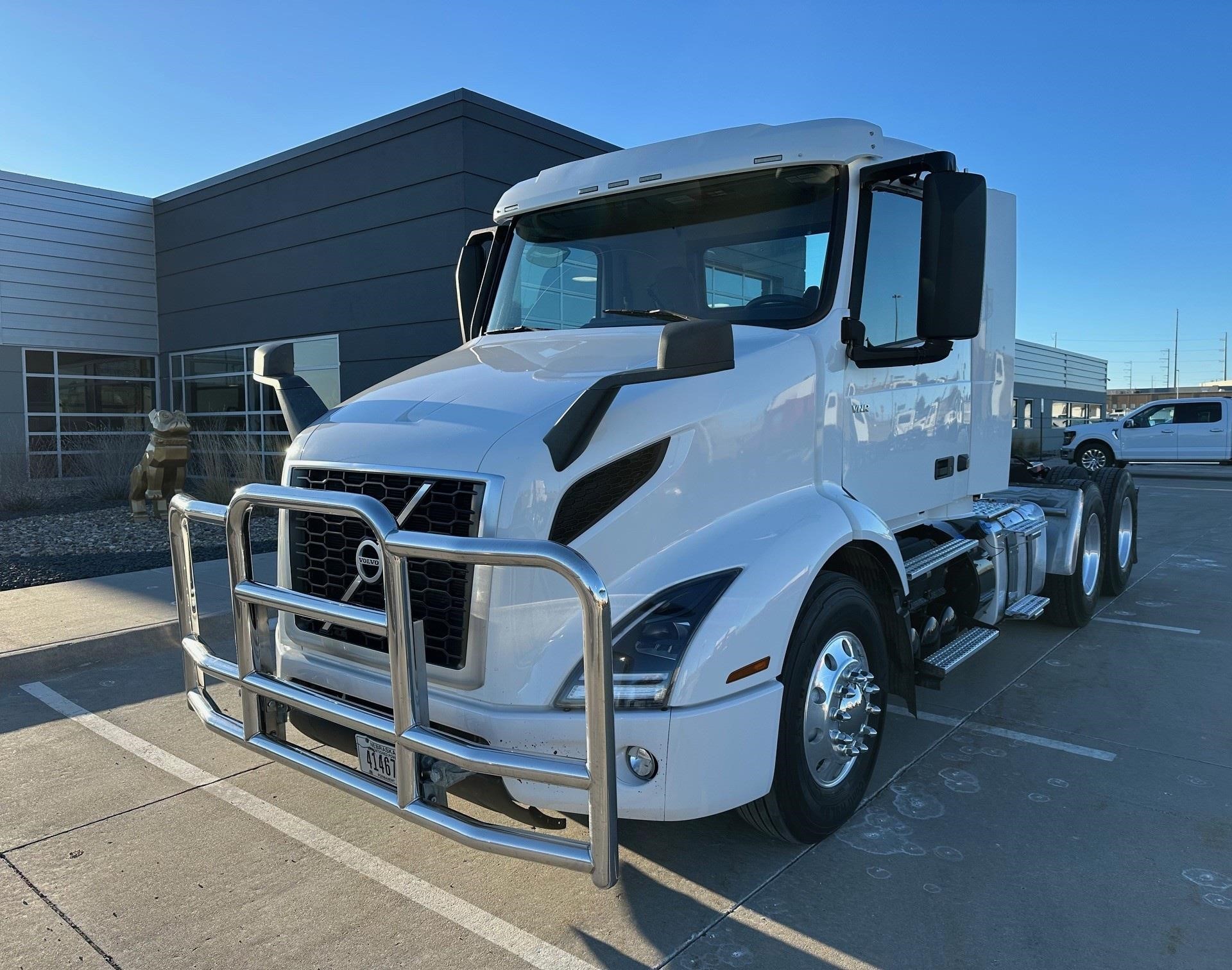 2018 VOLVO VNR64T300 - image 1 of 6