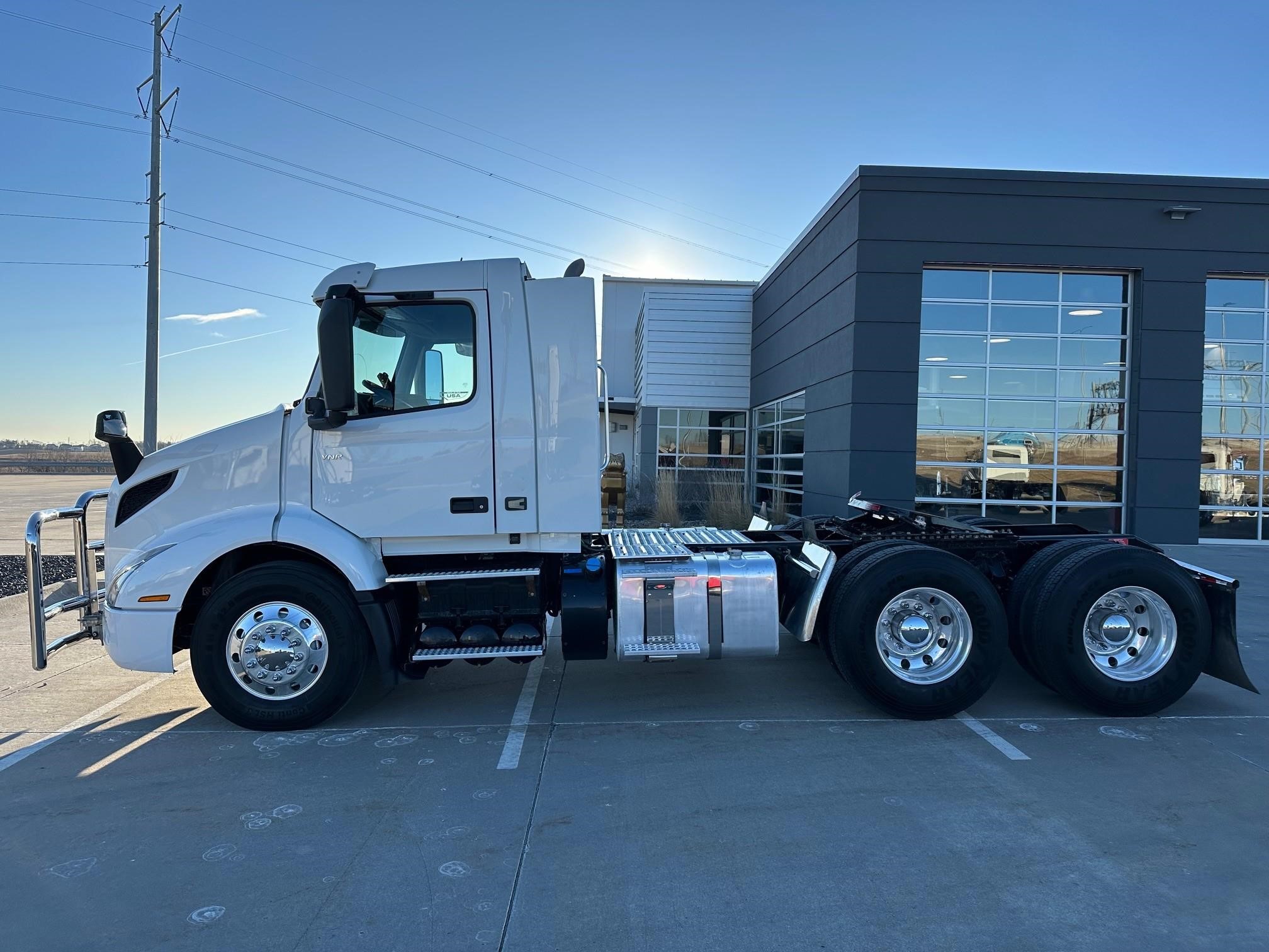 2018 VOLVO VNR64T300 - image 2 of 6