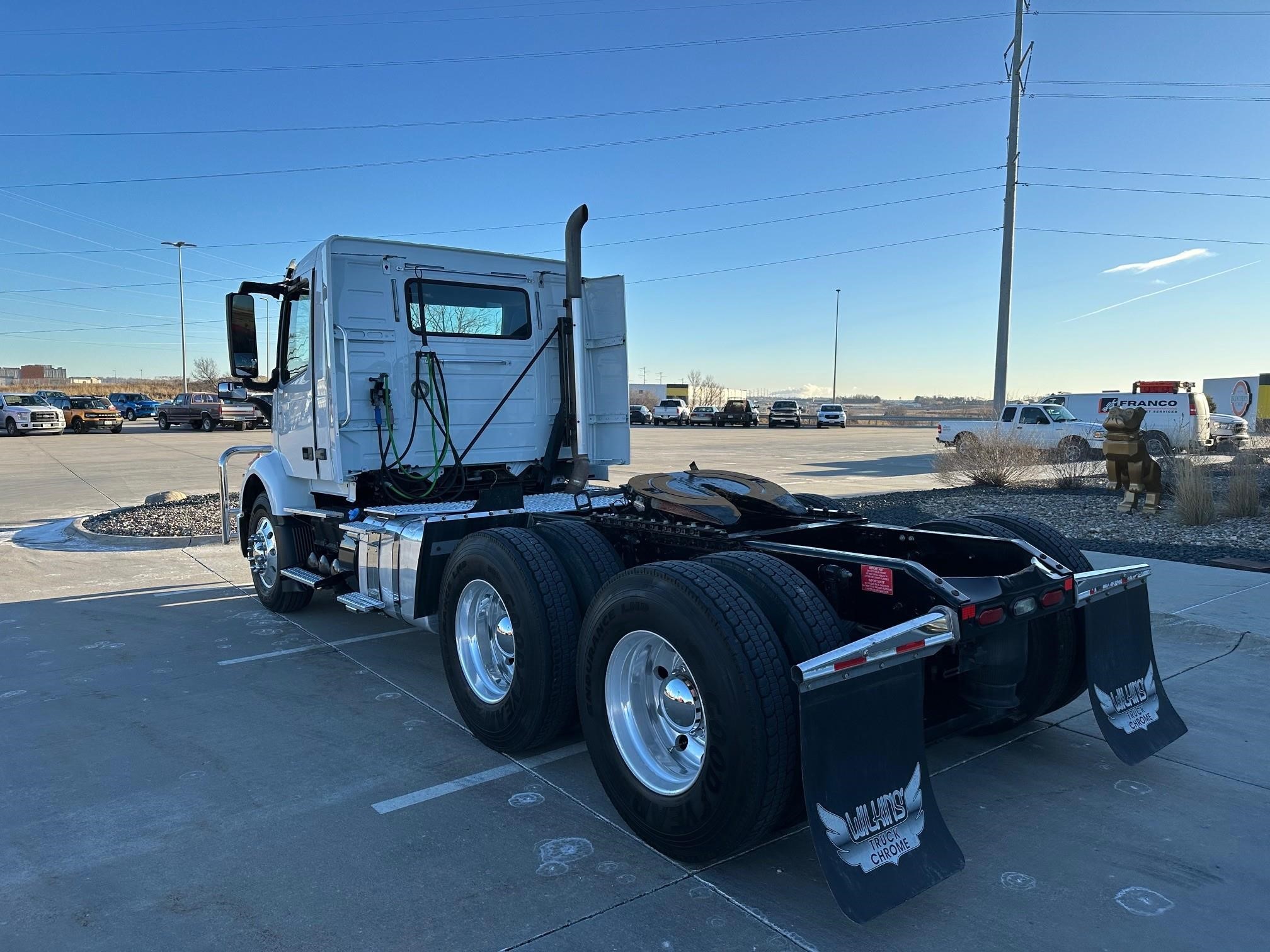 2018 VOLVO VNR64T300 - image 3 of 6