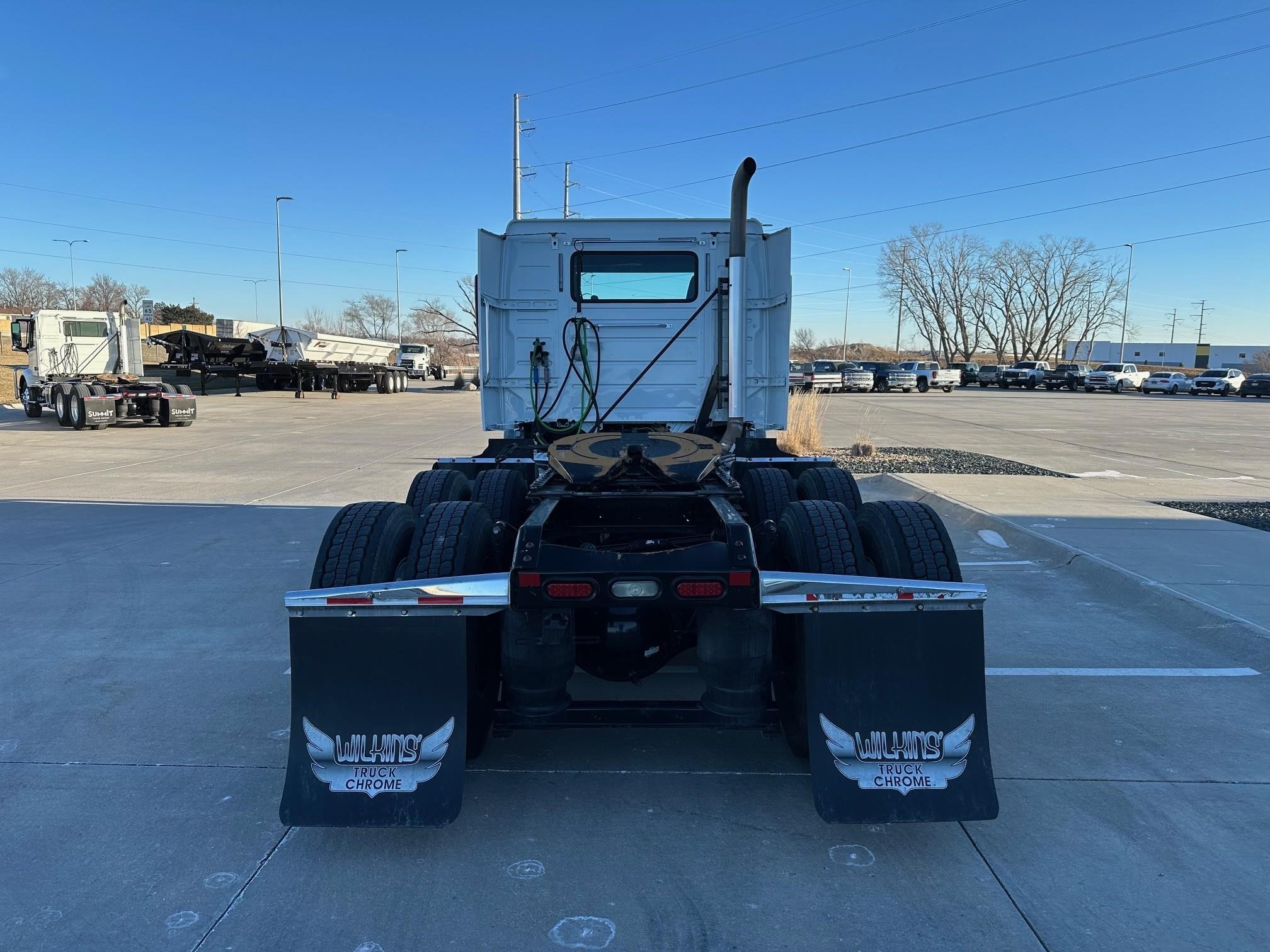 2018 VOLVO VNR64T300 - image 4 of 6