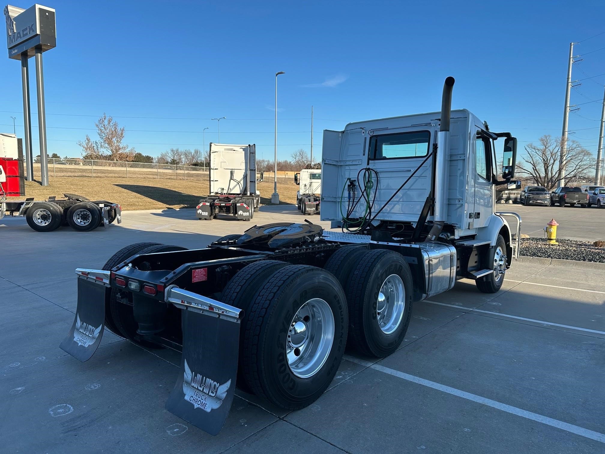 2018 VOLVO VNR64T300 - image 5 of 6