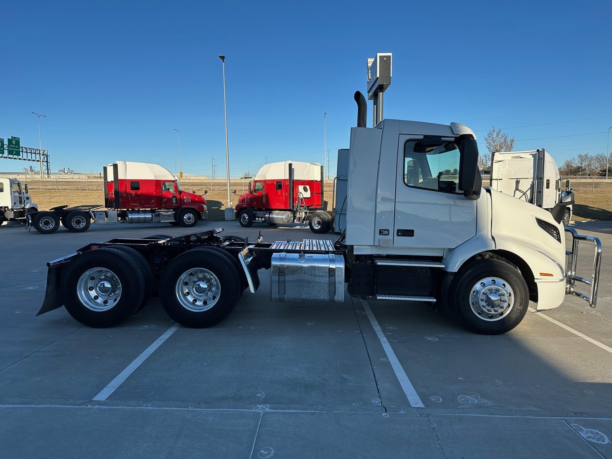 2018 VOLVO VNR64T300 - image 6 of 6