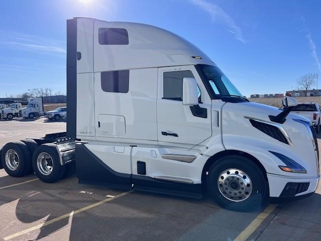 2025 Volvo - image 2