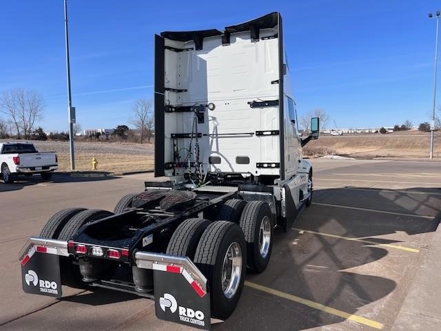 2025 Volvo - image 3