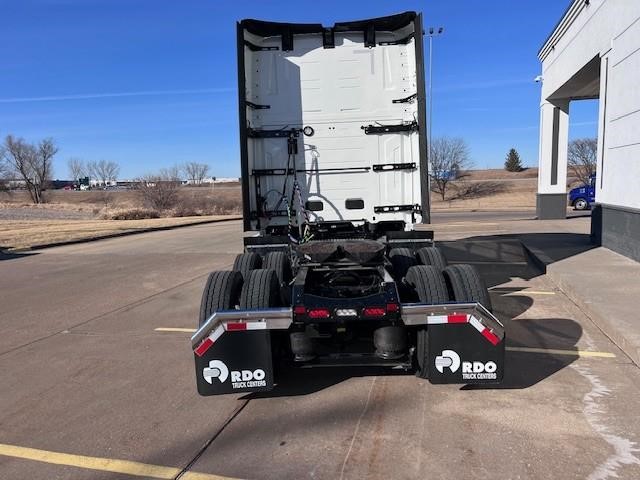 2025 Volvo - image 4