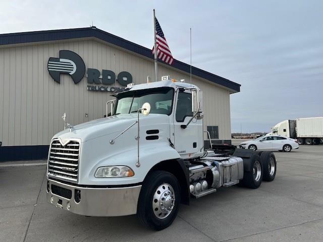2018 MACK PINNACLE CXU613 - image 1 of 6