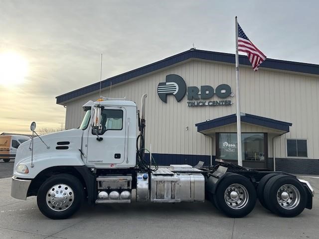2018 MACK PINNACLE CXU613 - image 2 of 6