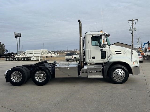 2018 MACK PINNACLE CXU613 - image 4 of 6