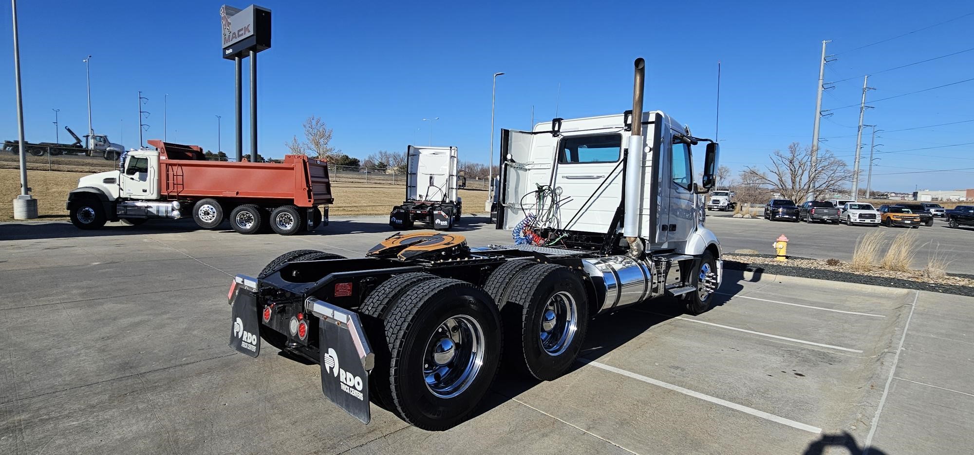 2020 VOLVO VNL64T300 - image 6 of 6
