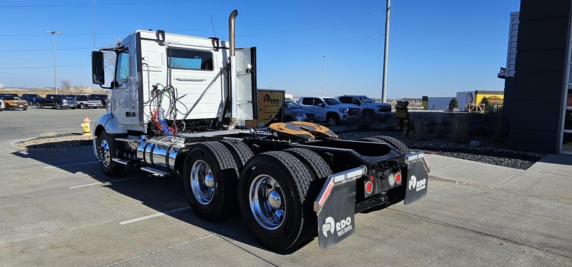 2020 VOLVO VNL64T300 - image 3 of 6