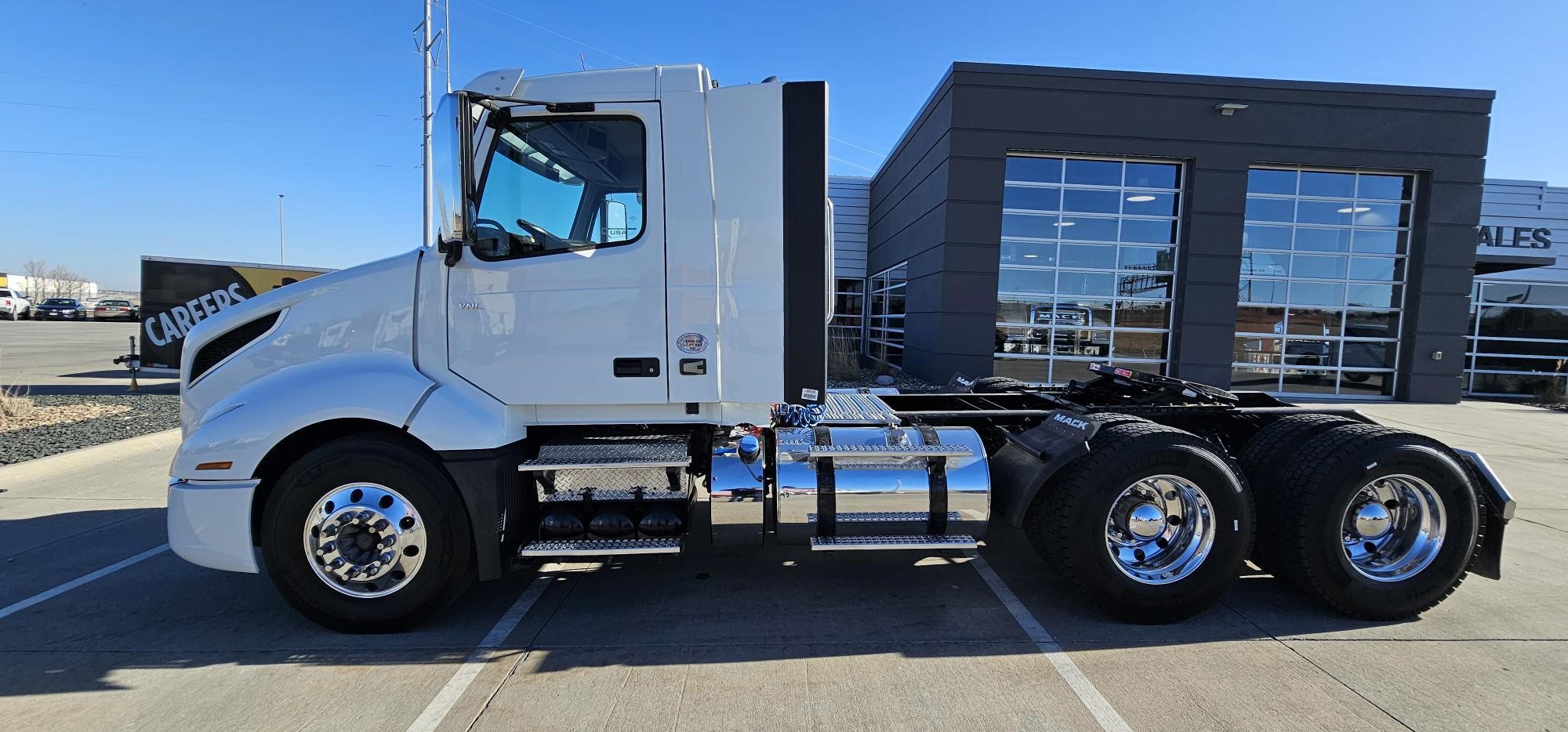 2020 VOLVO VNL64T300 - image 2 of 6