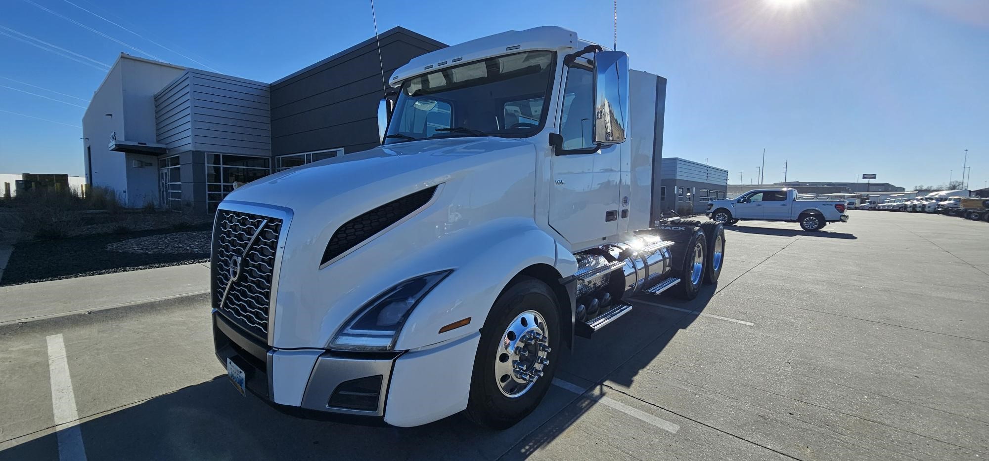 2020 VOLVO VNL64T300 - image 1 of 6