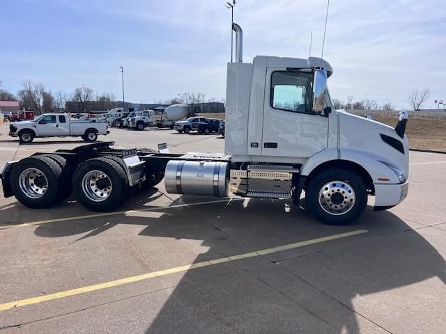 2026 VOLVO VNR64T300 - image 4 of 6