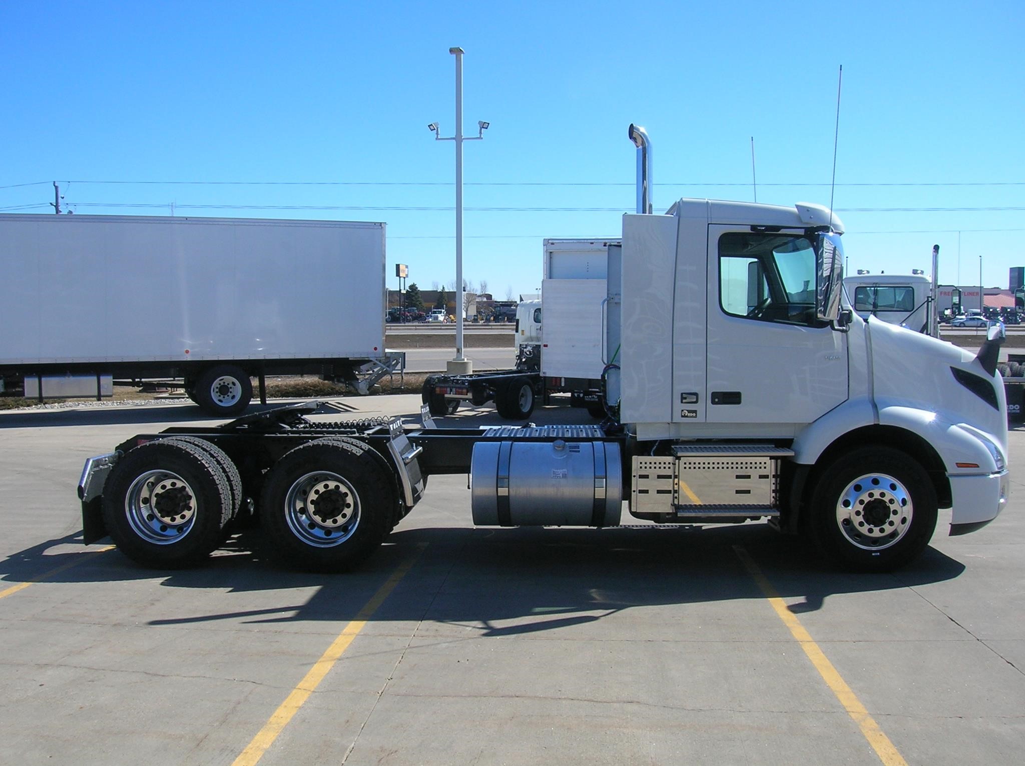 2026 VOLVO VNR64T300 - image 4 of 6