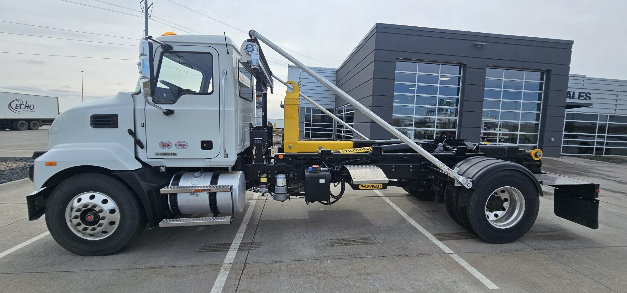 2025 MACK MD6 - image 2 of 6