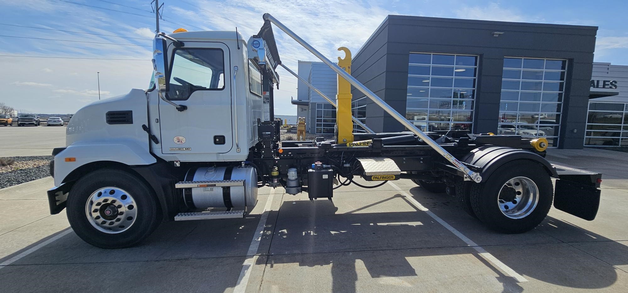 2024 MACK MD7 - image 2 of 6