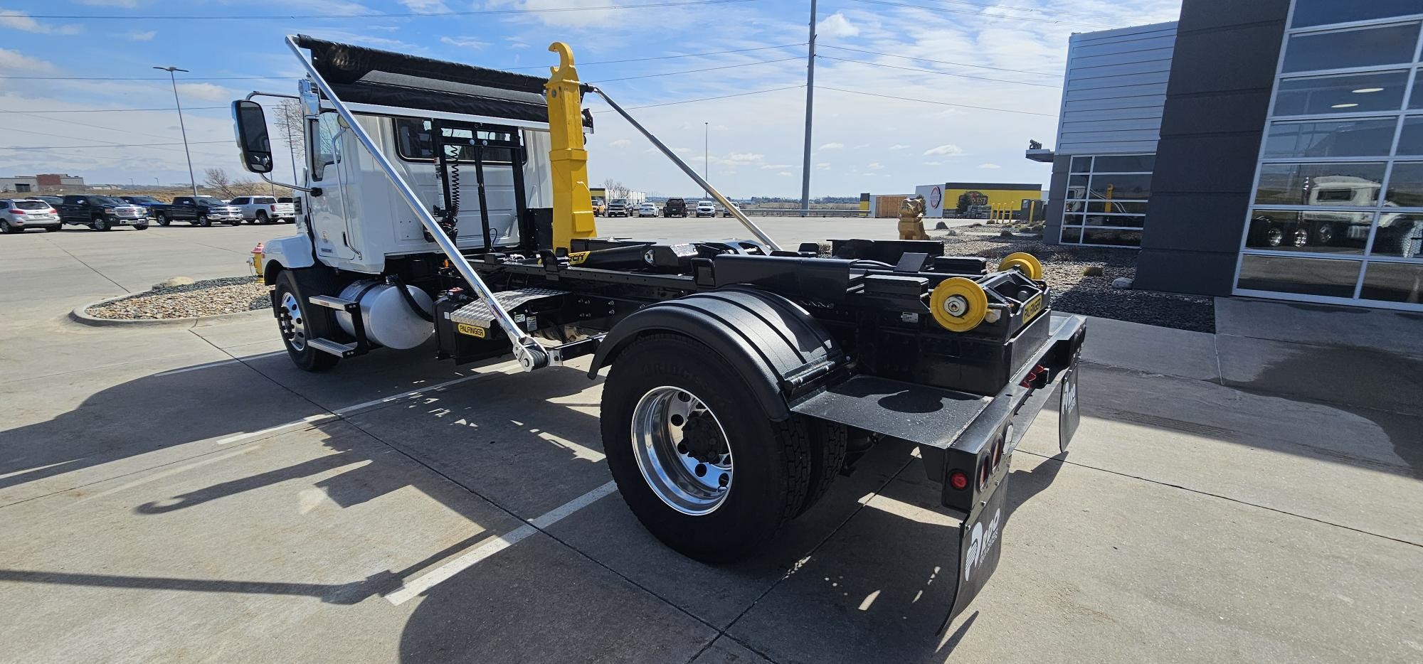 2024 MACK MD7 - image 3 of 6