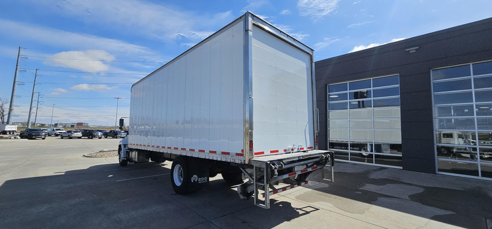 2020 HINO 268A - image 3 of 6