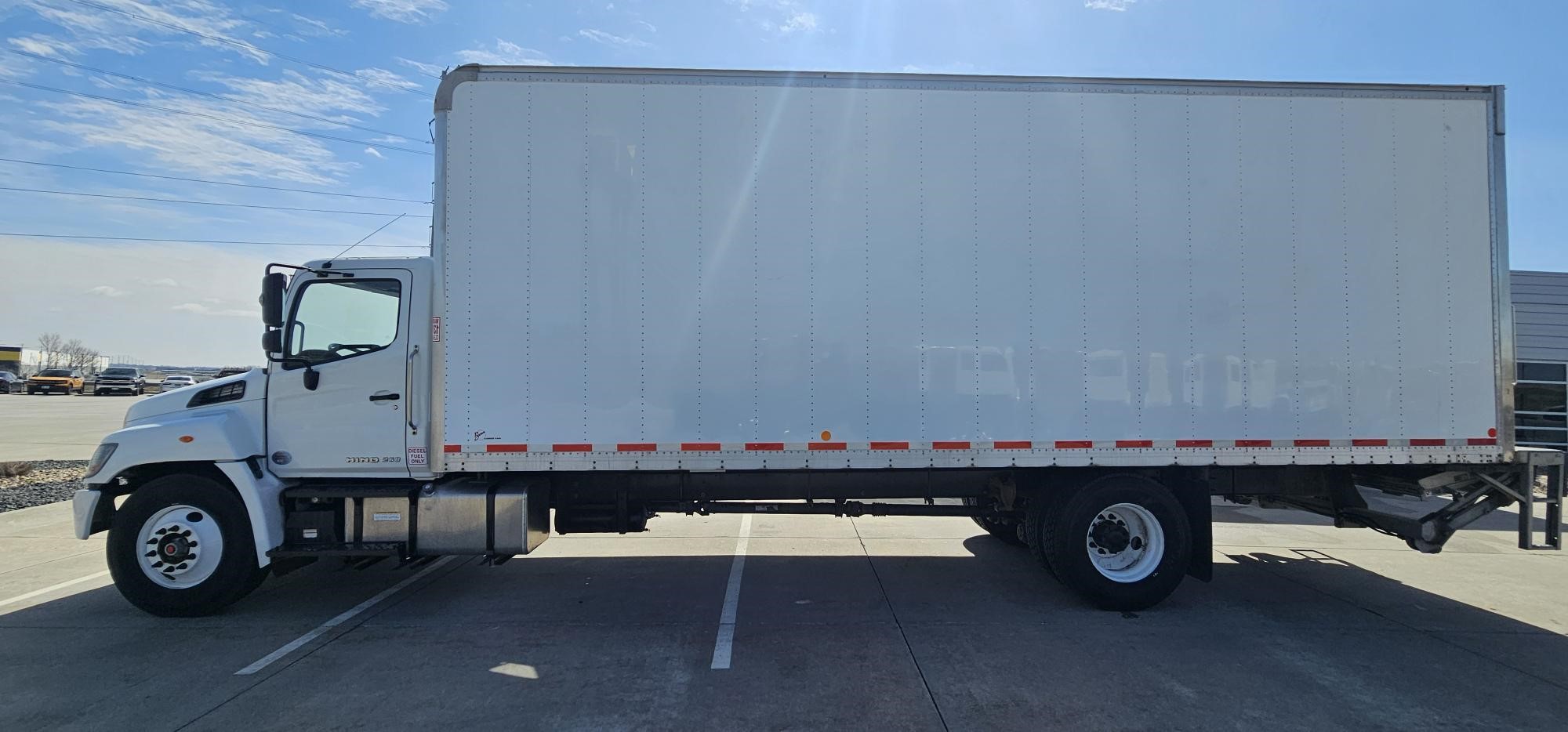 2020 HINO 268A - image 2 of 6