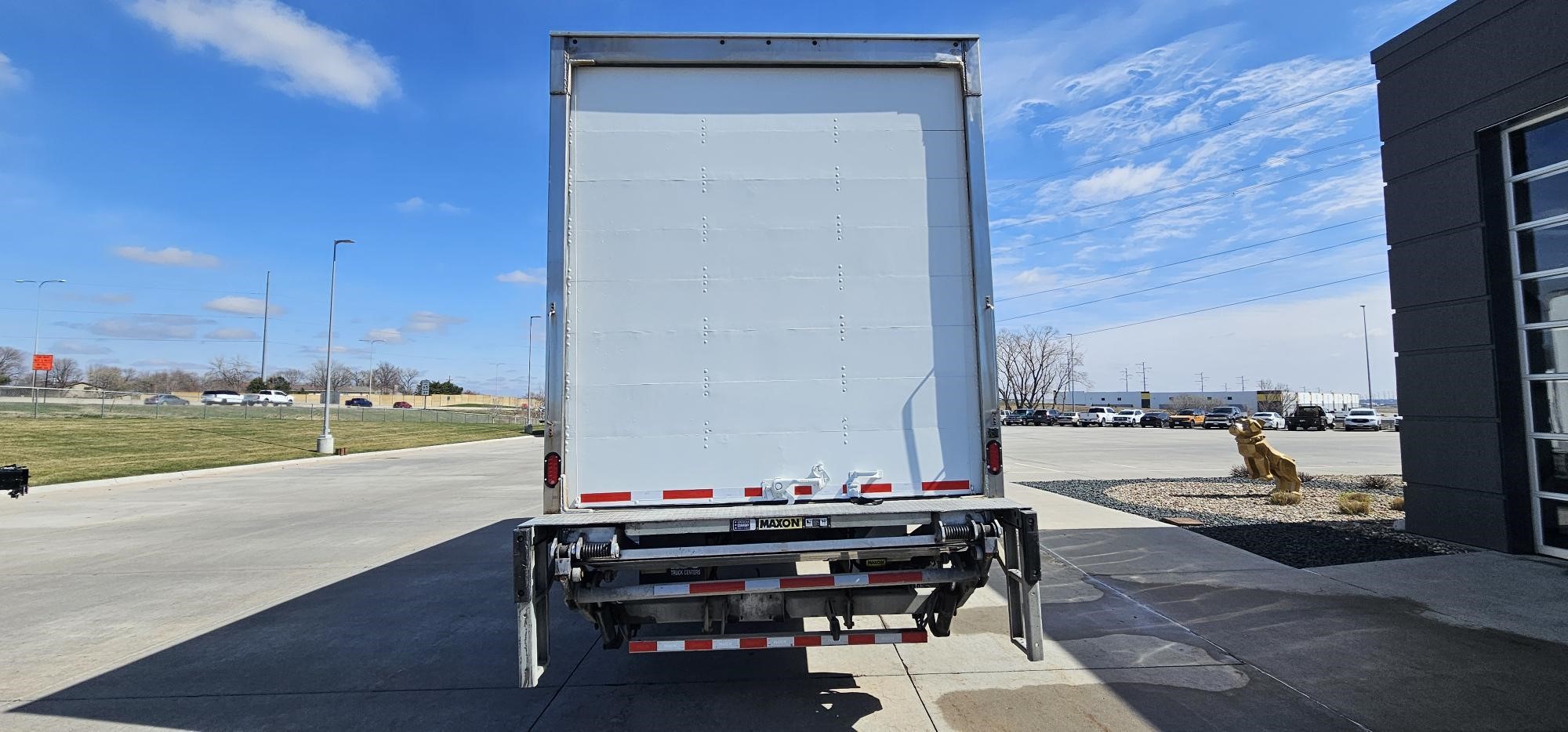 2020 HINO 268A - image 4 of 6