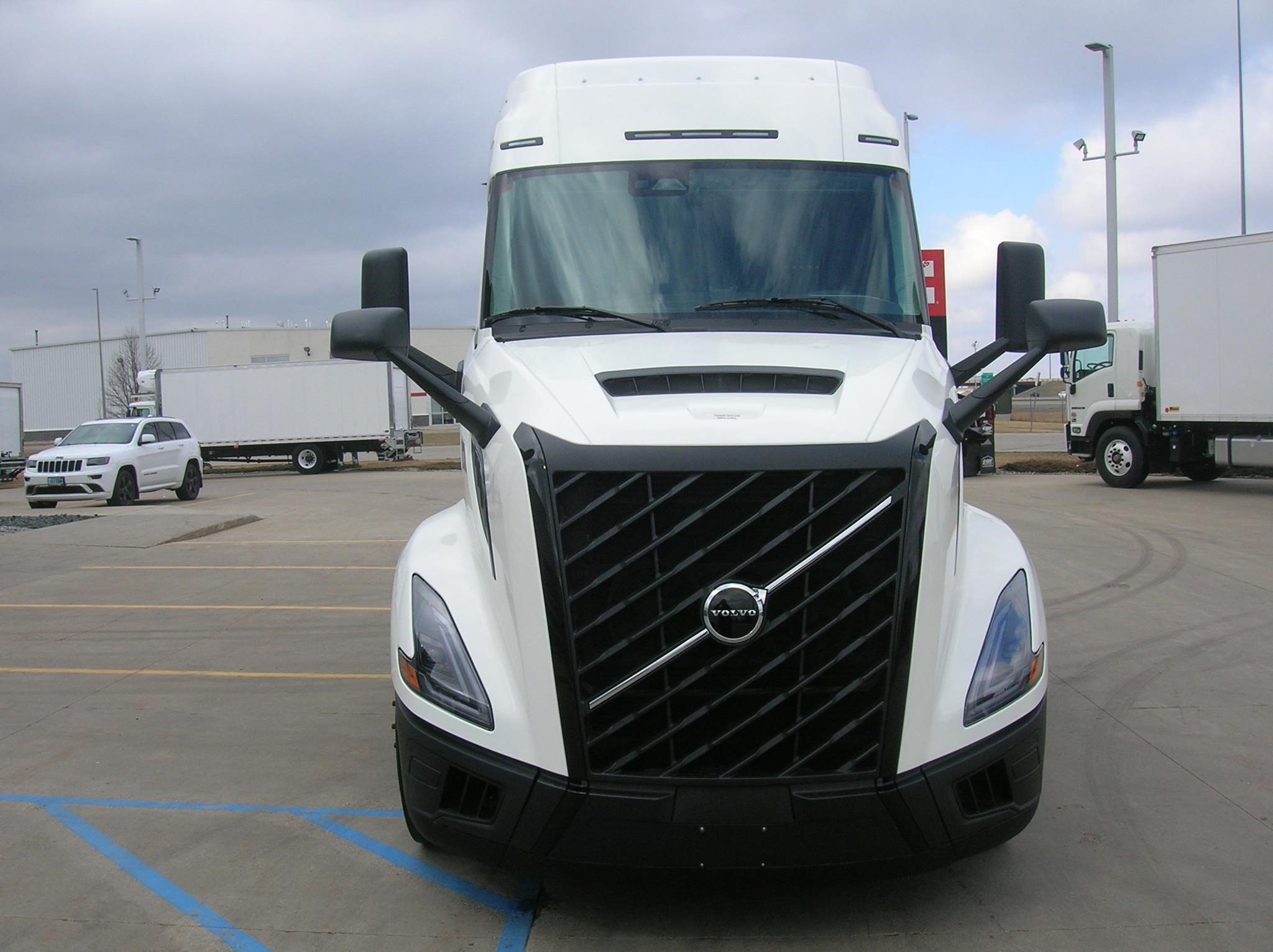 2025 Volvo - image 2