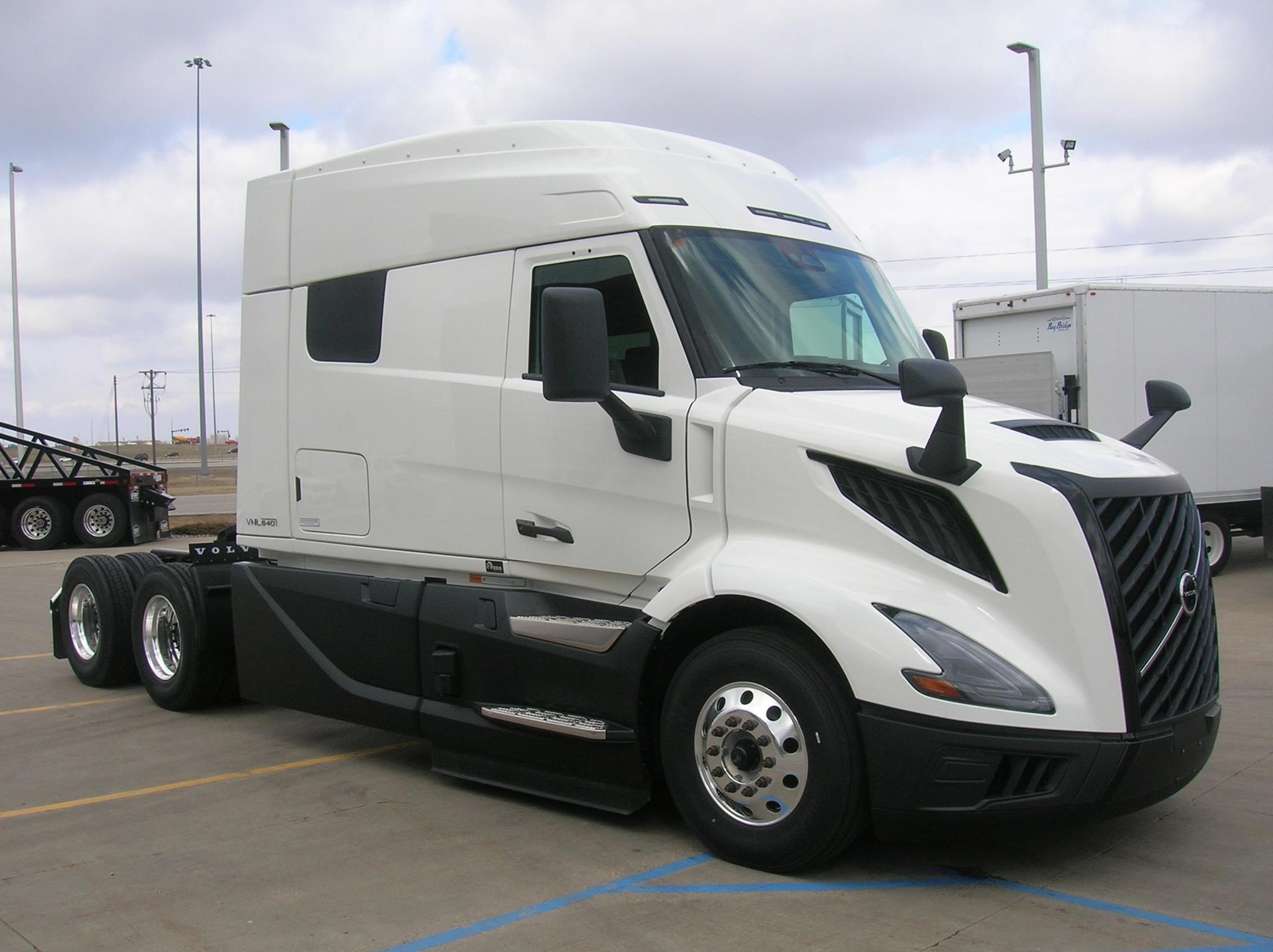 2025 Volvo - image 3