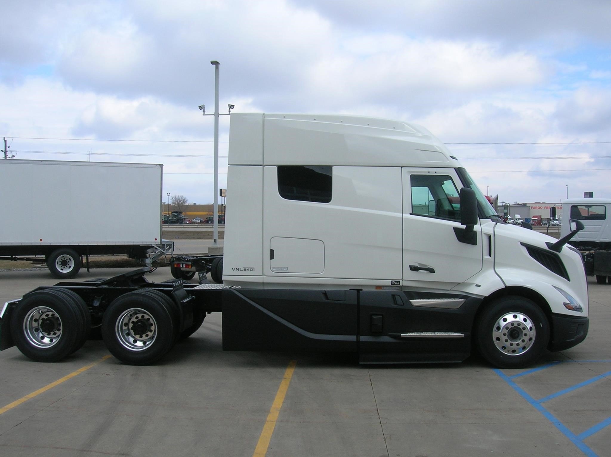 2025 Volvo - image 4