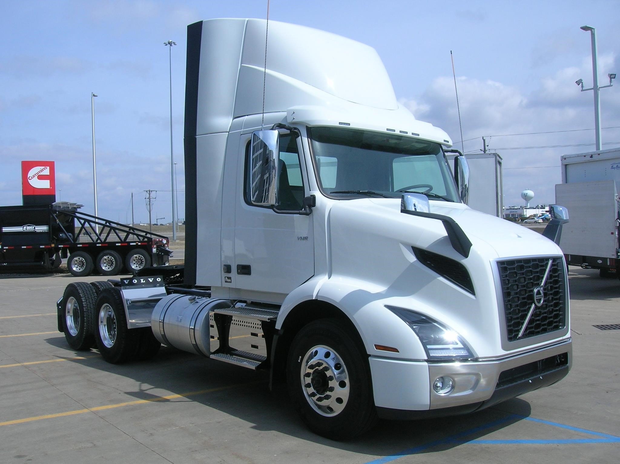 2026 VOLVO VNR64T300 - image 3 of 6