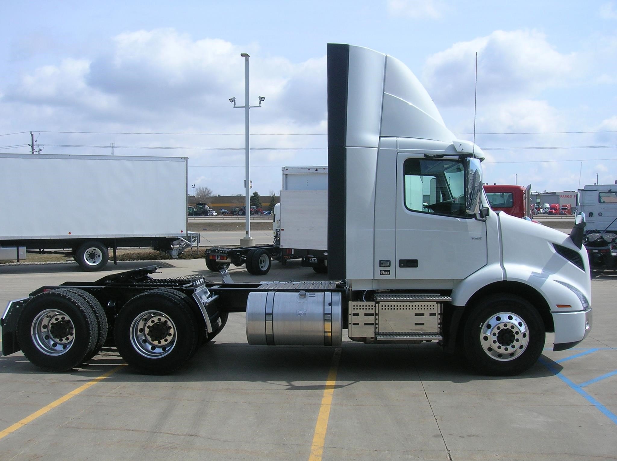 2026 VOLVO VNR64T300 - image 4 of 6