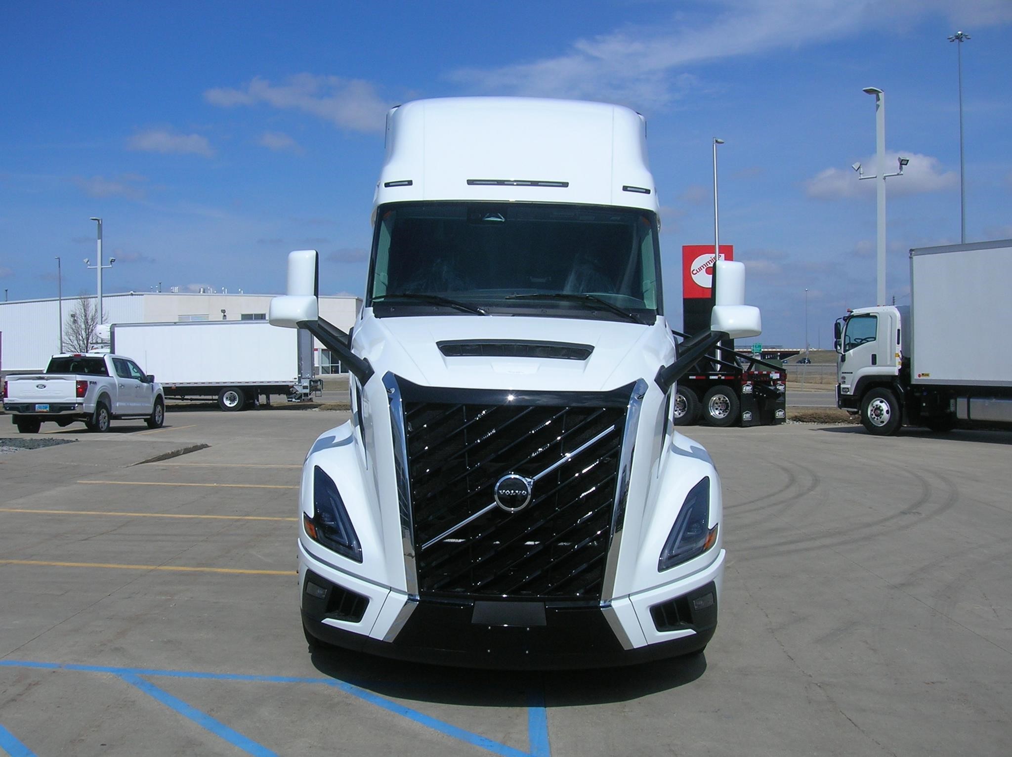 2025 VOLVO VNL64T660 - image 2 of 6