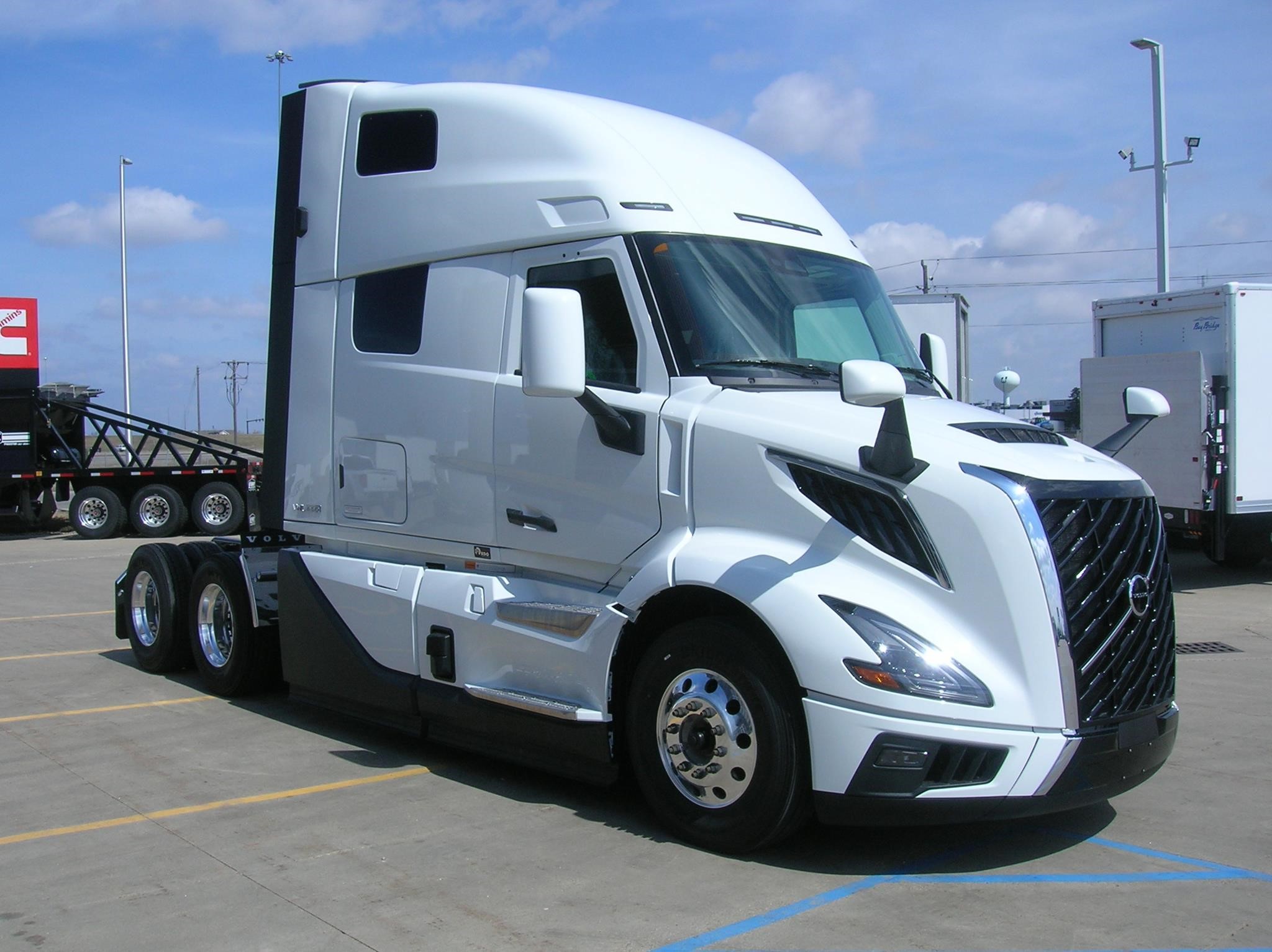 2025 VOLVO VNL64T660 - image 3 of 6