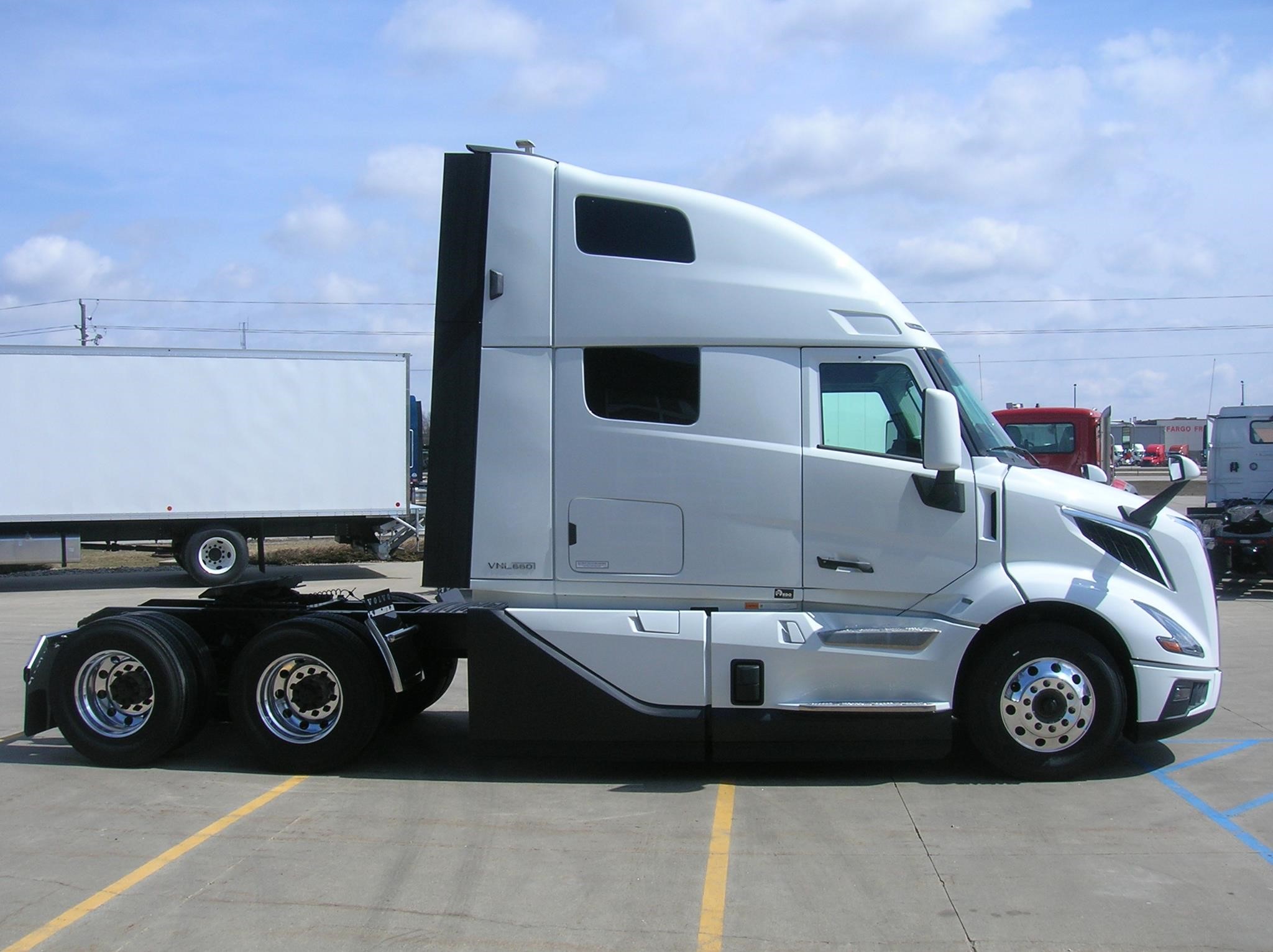 2025 VOLVO VNL64T660 - image 4 of 6
