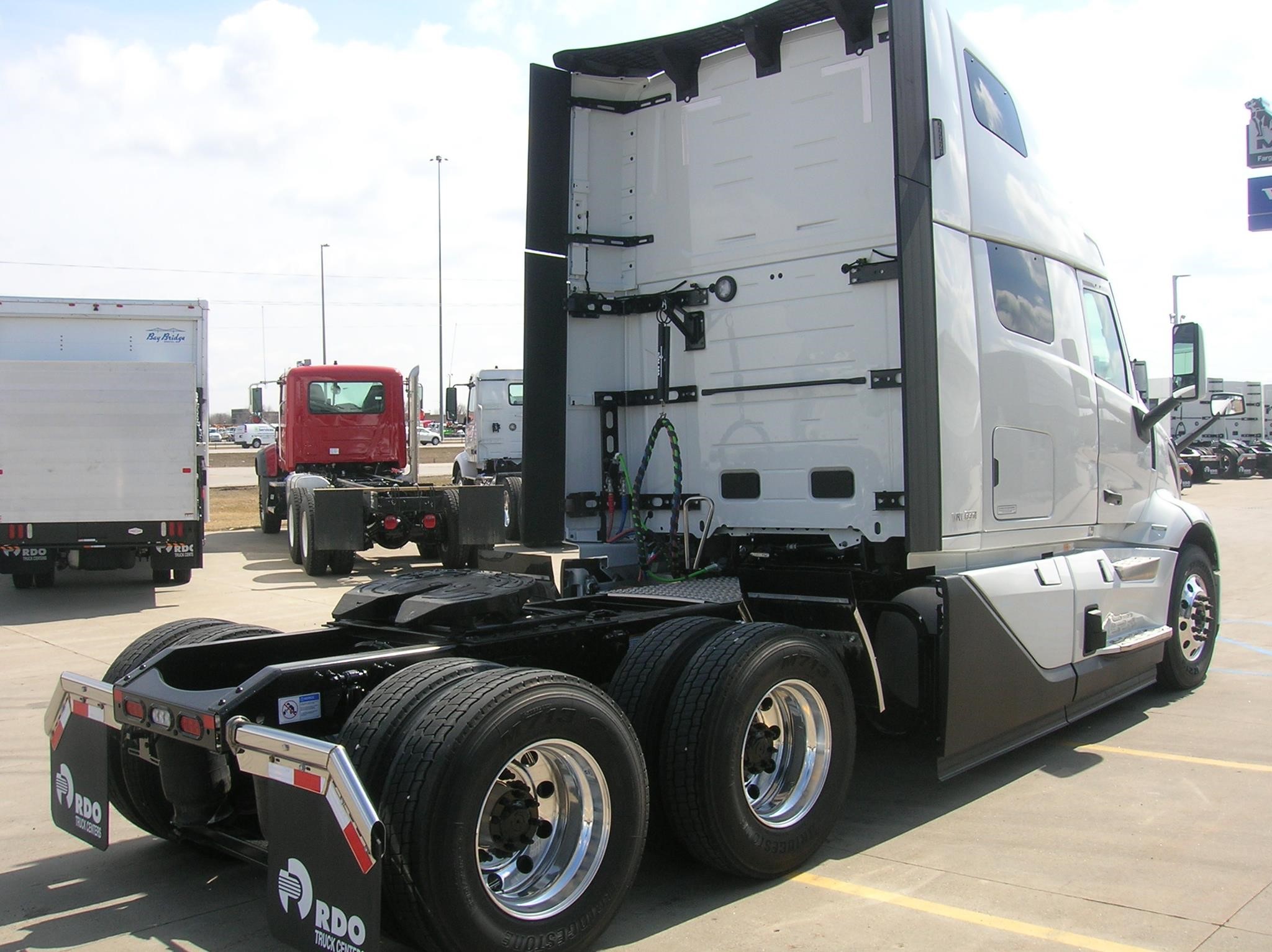 2025 VOLVO VNL64T660 - image 5 of 6
