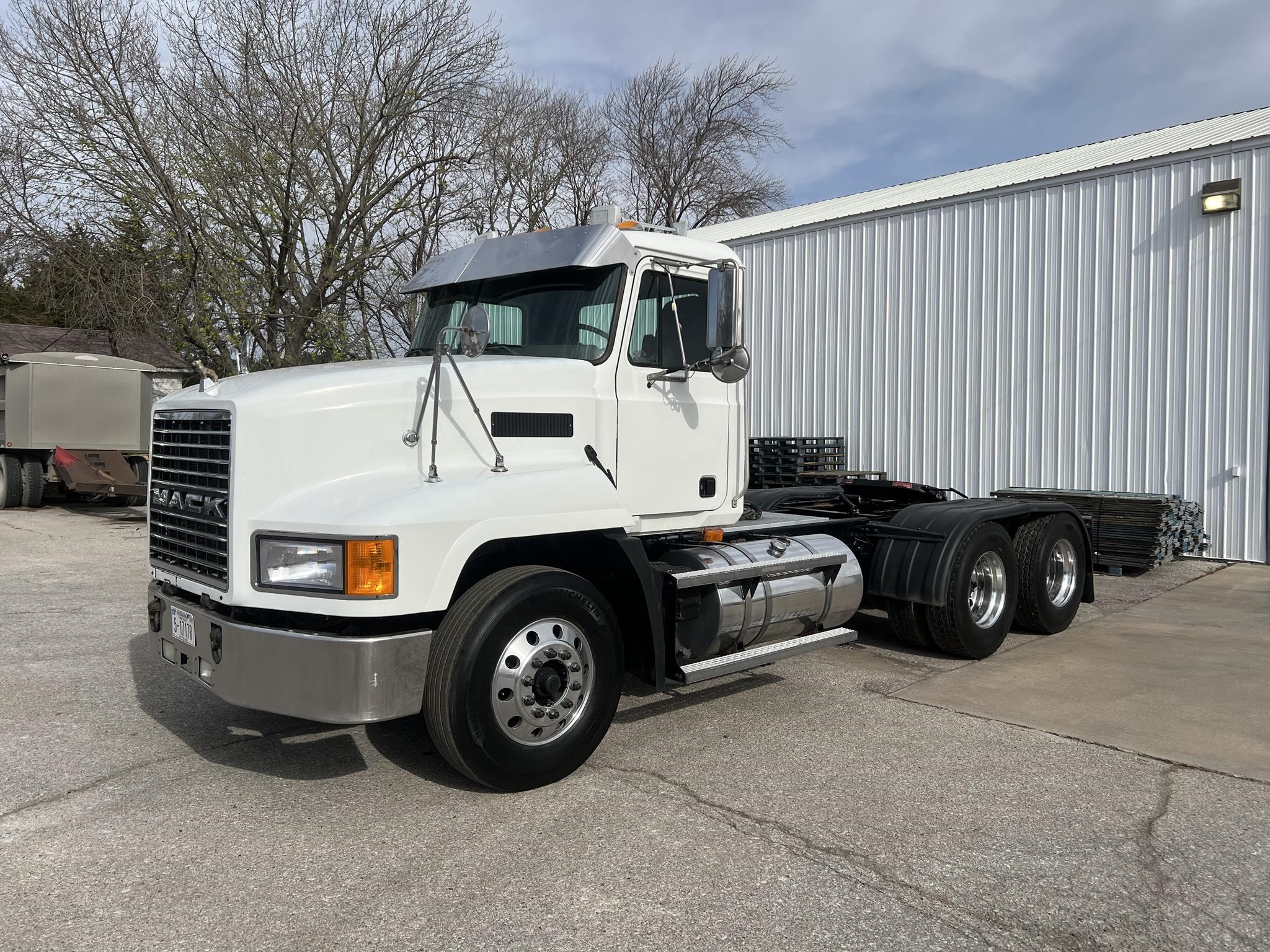 2002 MACK CH613 - image 1 of 6