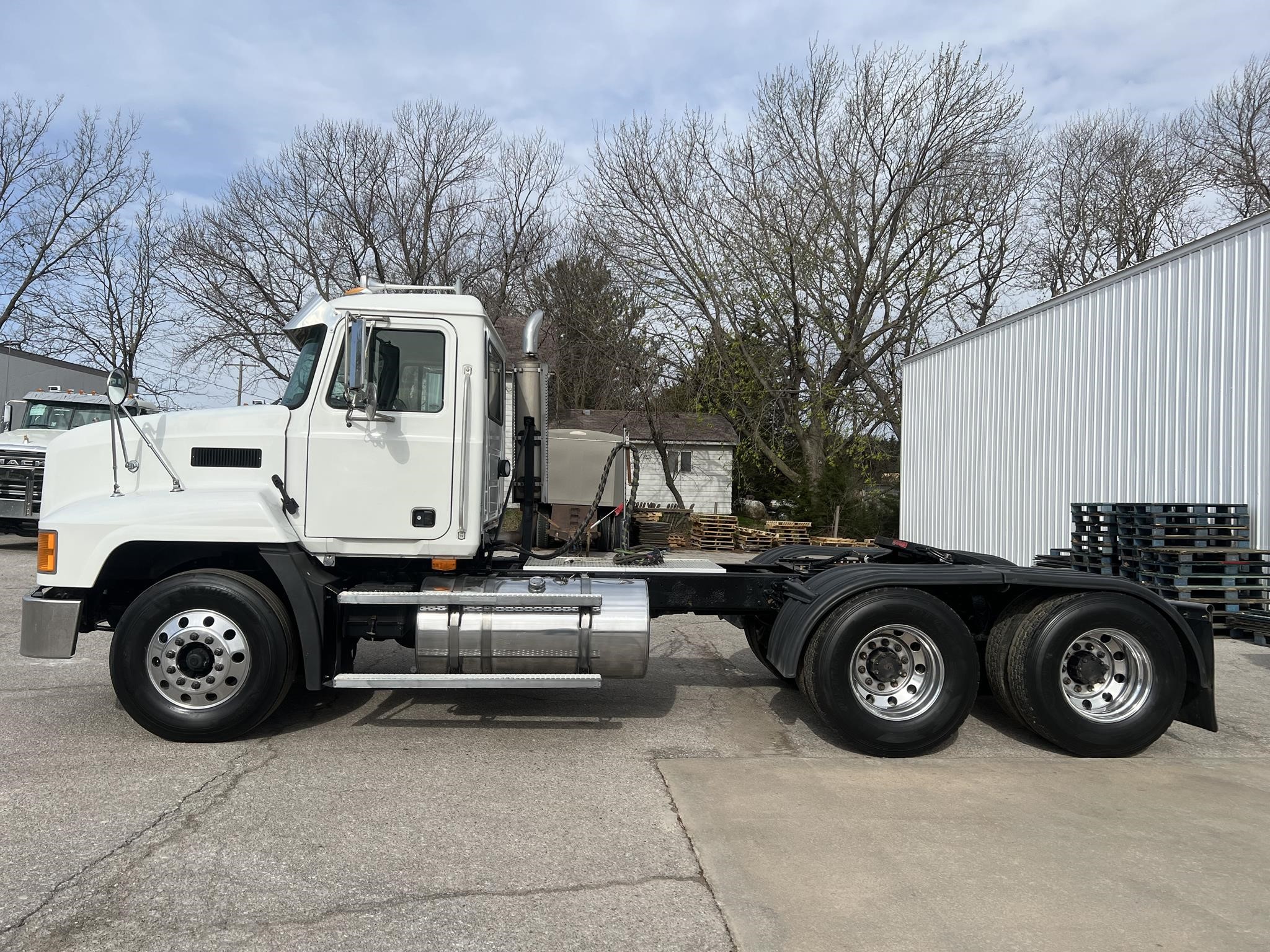 2002 MACK CH613 - image 2 of 6
