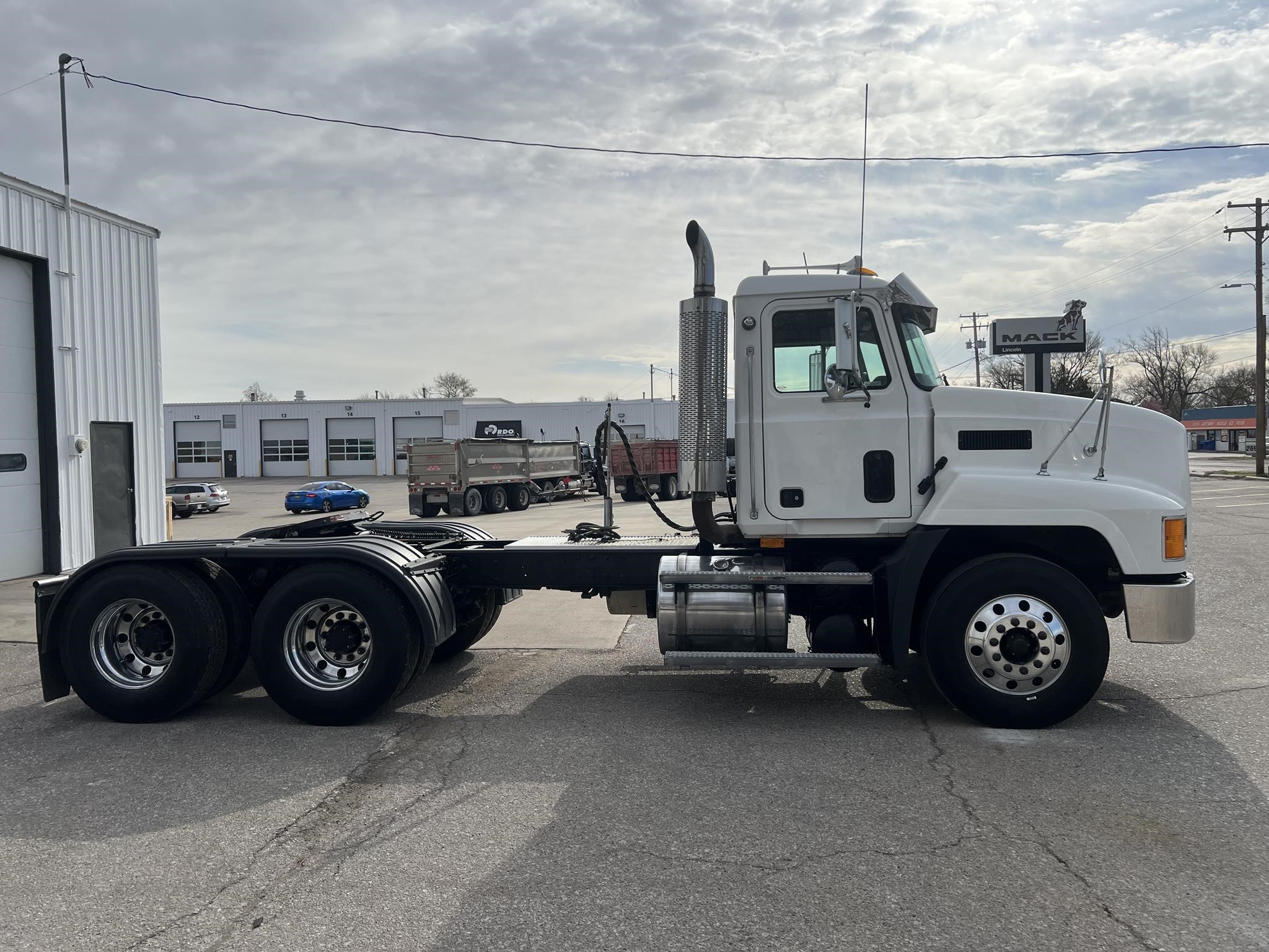 2002 MACK CH613 - image 6 of 6
