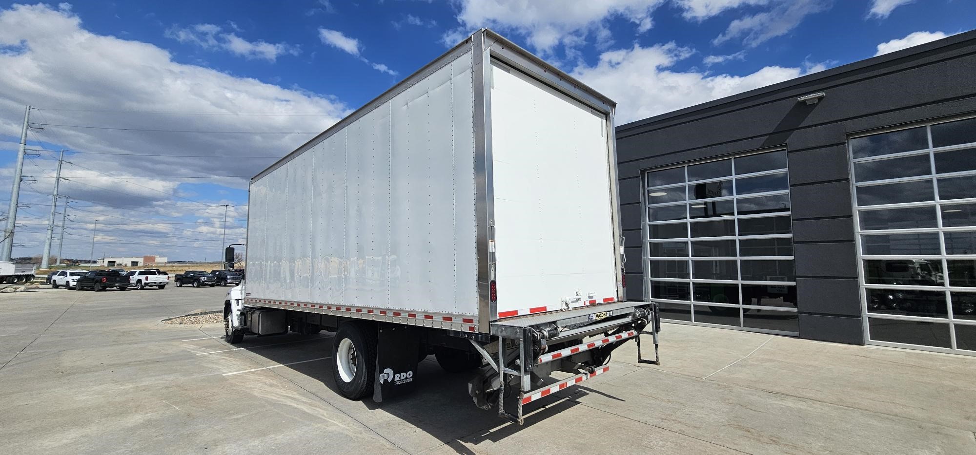 2020 HINO 268A - image 3 of 6
