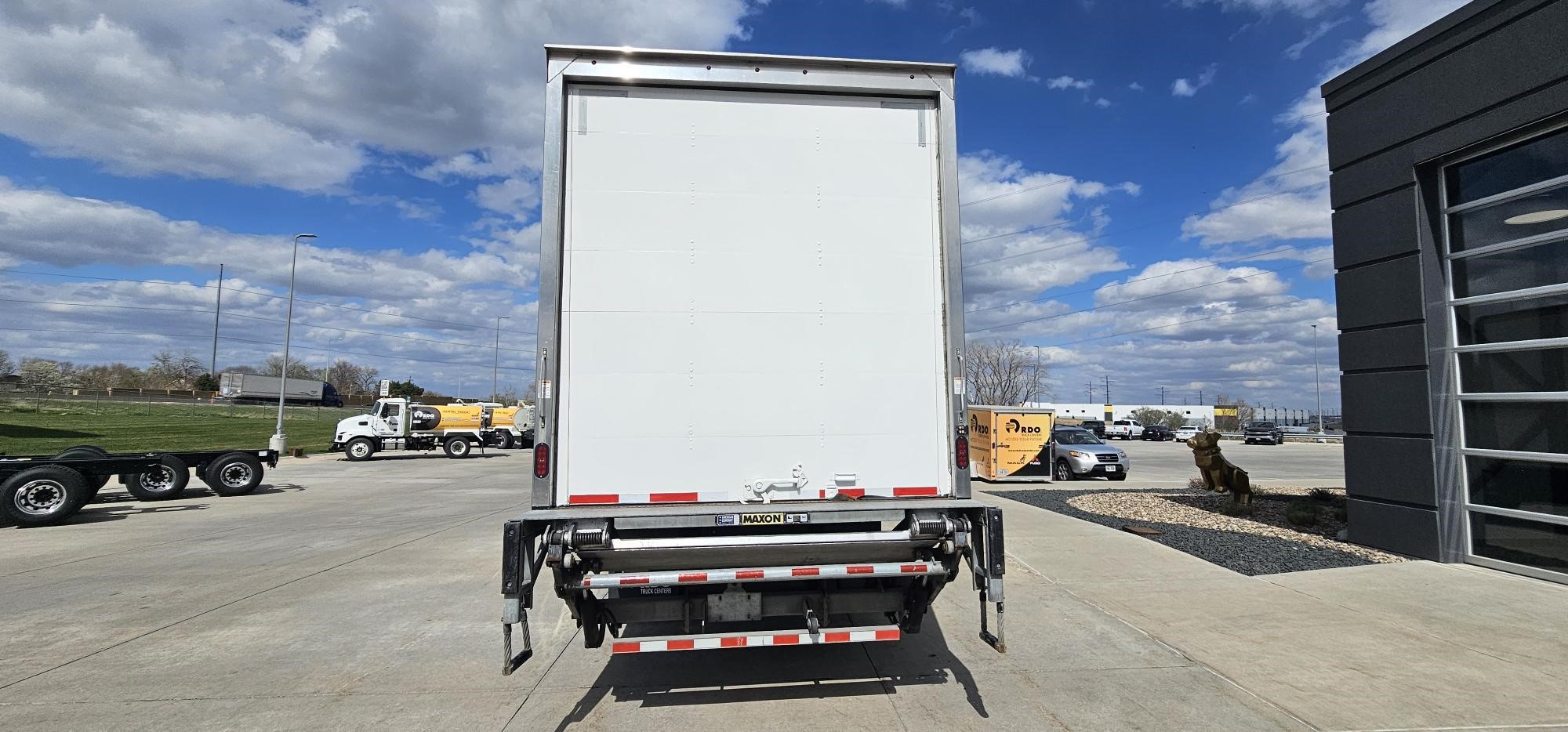 2020 HINO 268A - image 4 of 6