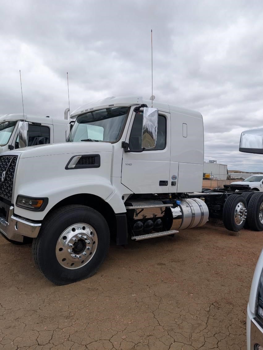 2025 VOLVO VHD84FT400 - image 6 of 6