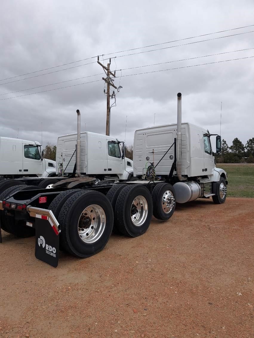 2025 VOLVO VHD84FT400 - image 4 of 6