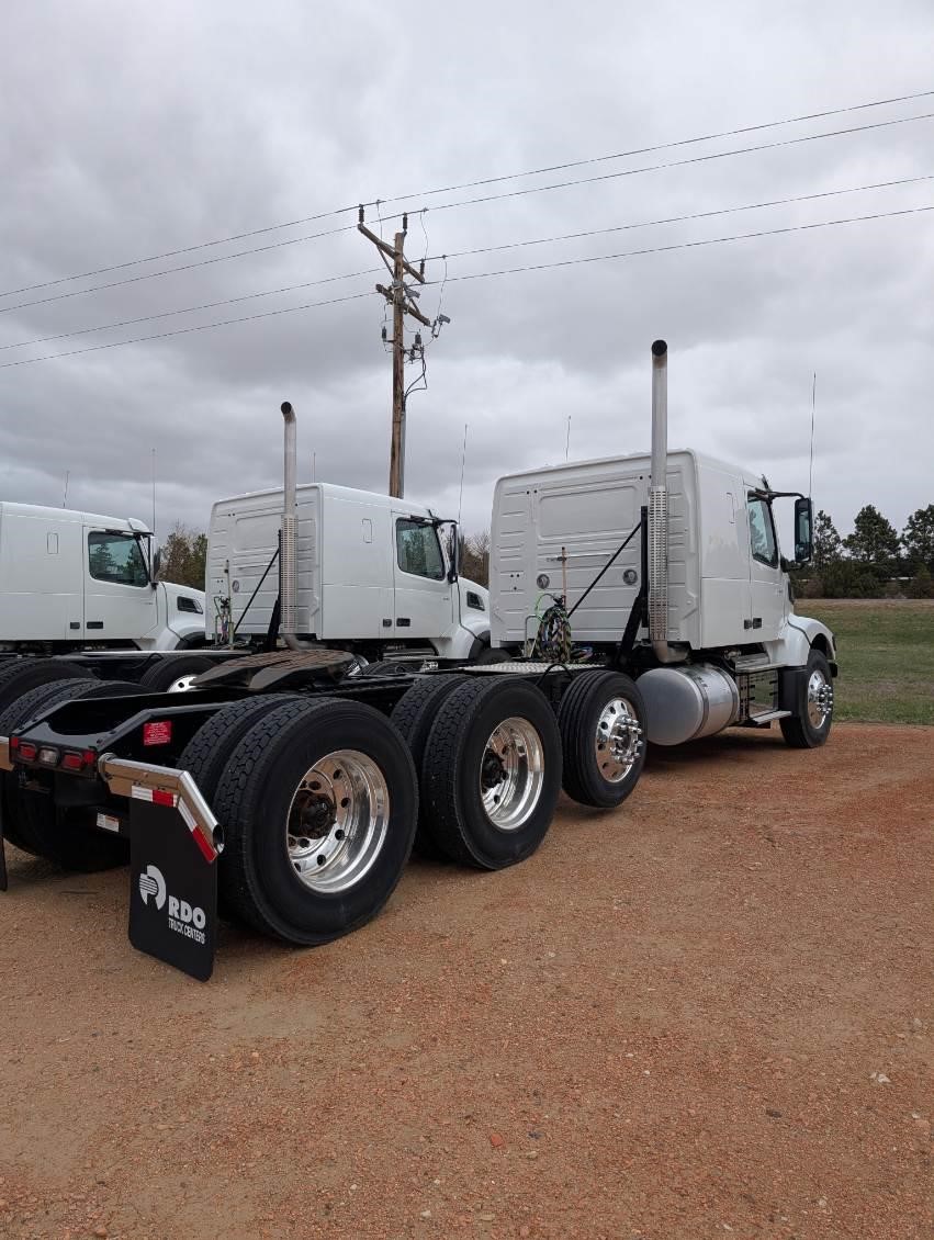 2025 VOLVO VHD84FT400 - image 4 of 6