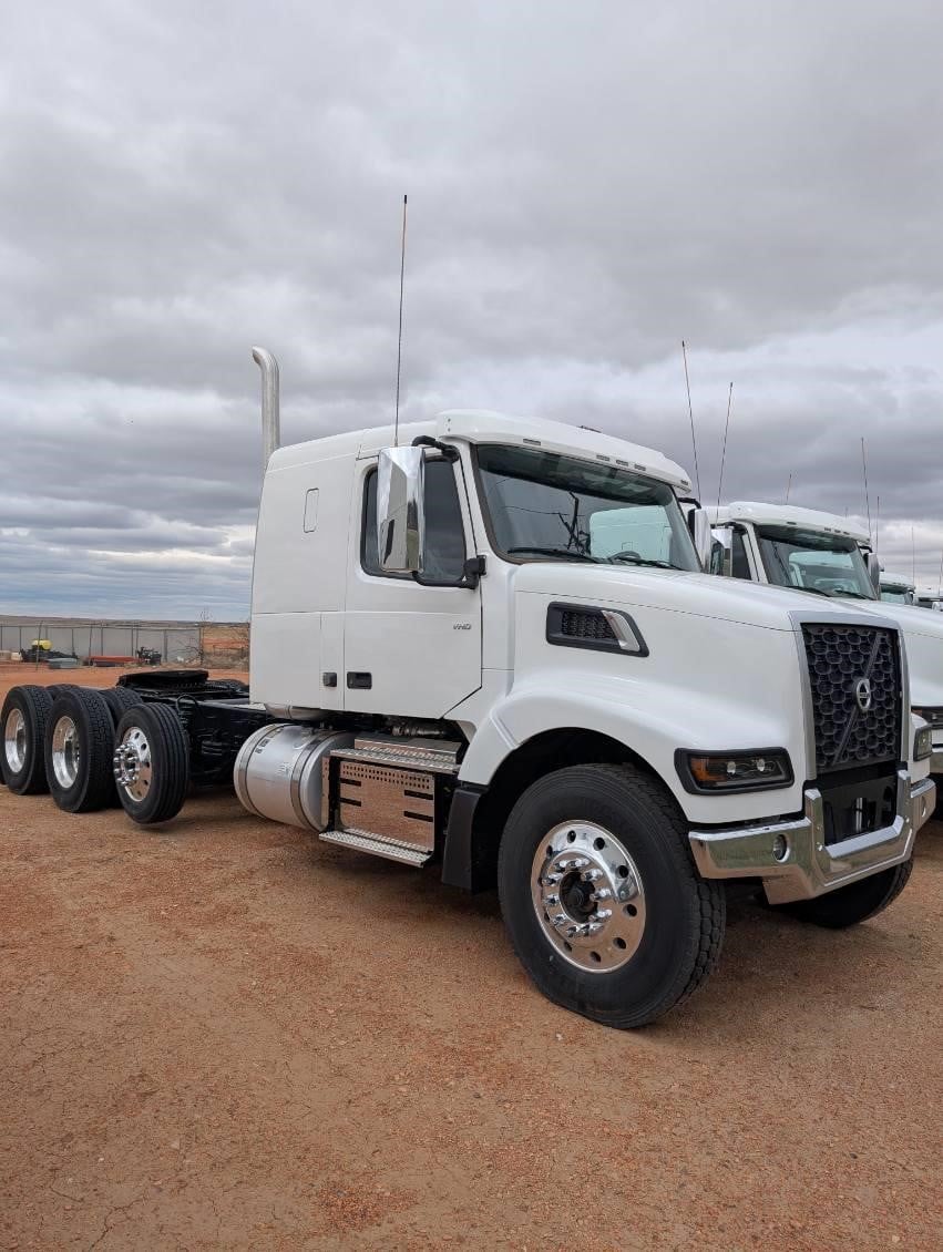 2025 VOLVO VHD84FT400 - image 3 of 6