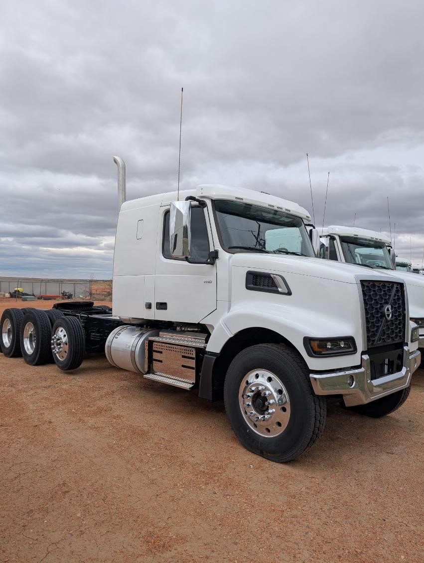 2025 VOLVO VHD84FT400 - image 3 of 6