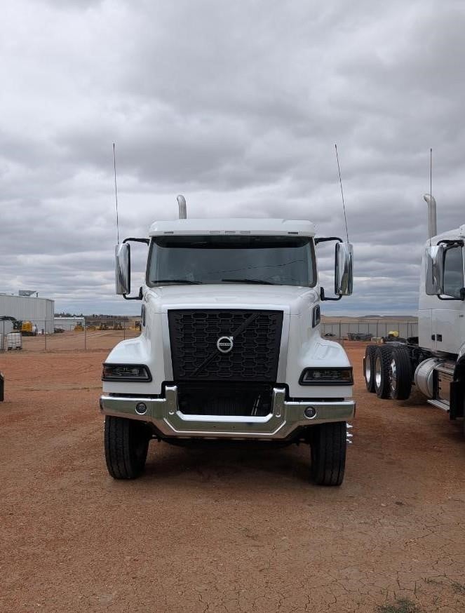 2025 VOLVO VHD84FT400 - image 2 of 6