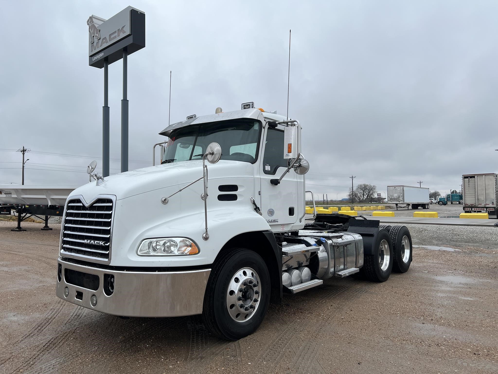 2017 MACK PINNACLE CXU613 - image 1 of 6
