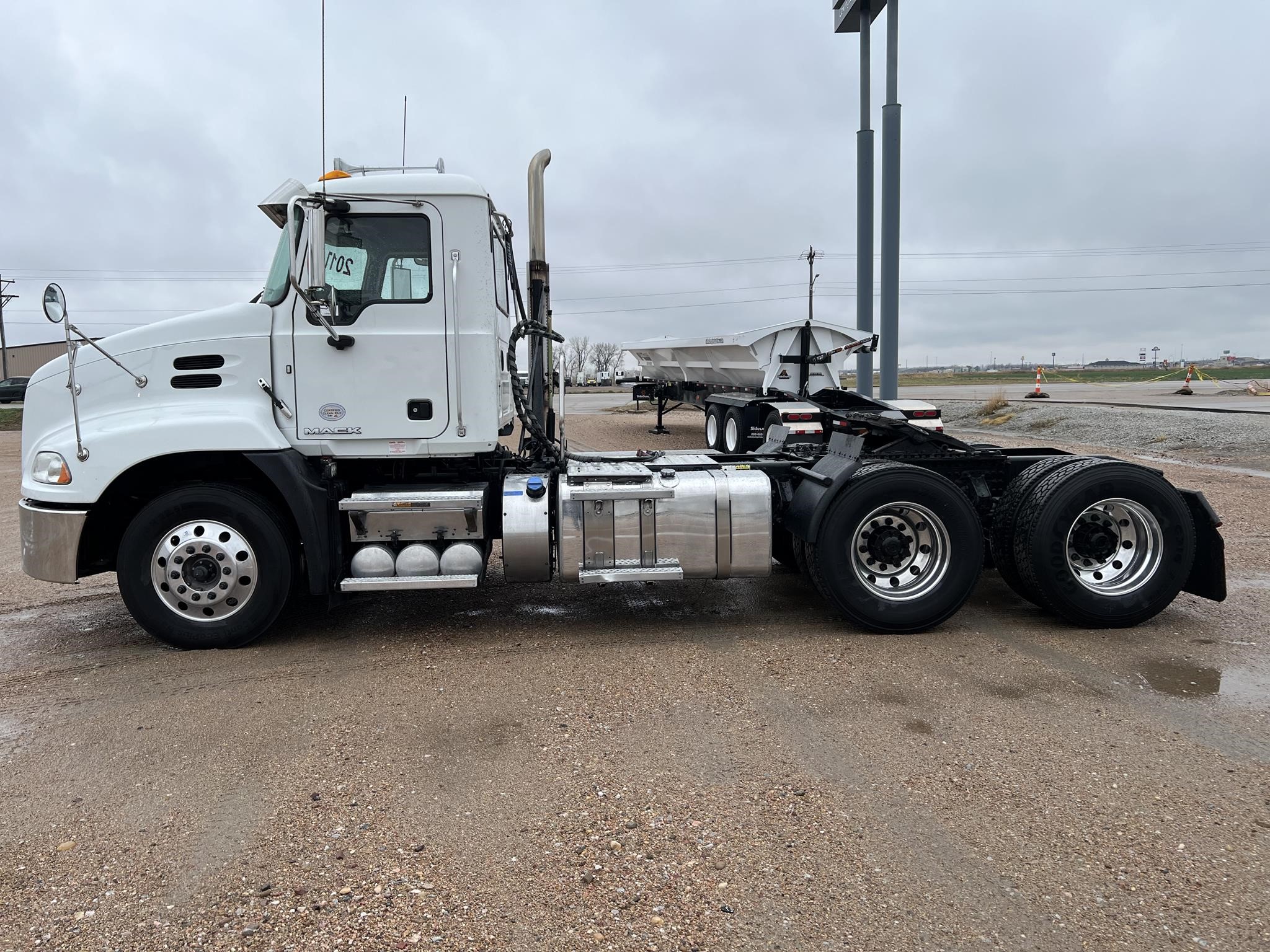 2017 MACK PINNACLE CXU613 - image 2 of 6