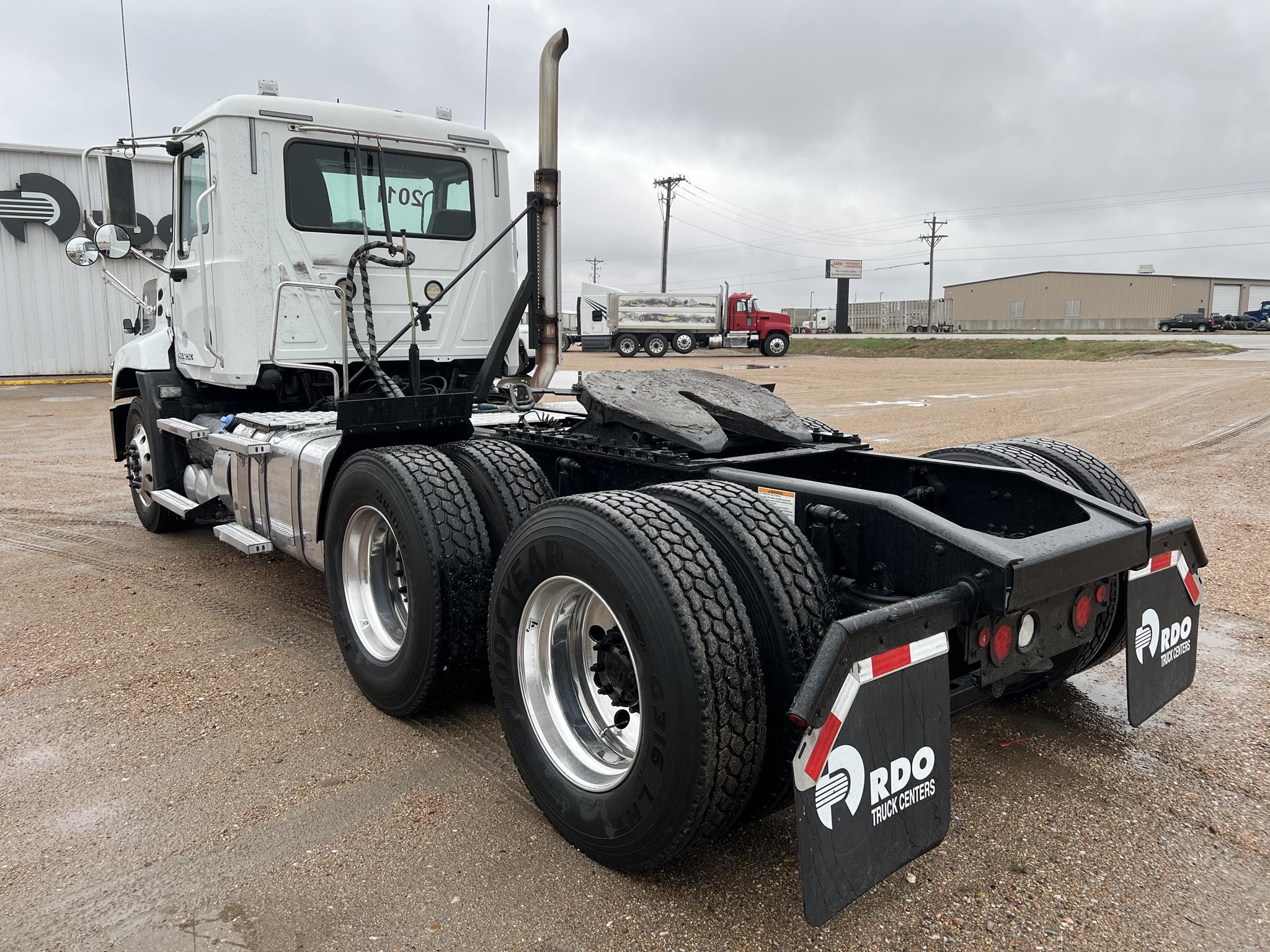 2017 MACK PINNACLE CXU613 - image 3 of 6