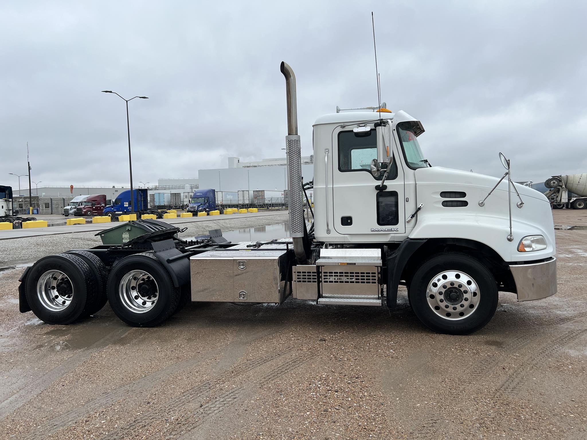 2017 MACK PINNACLE CXU613 - image 6 of 6